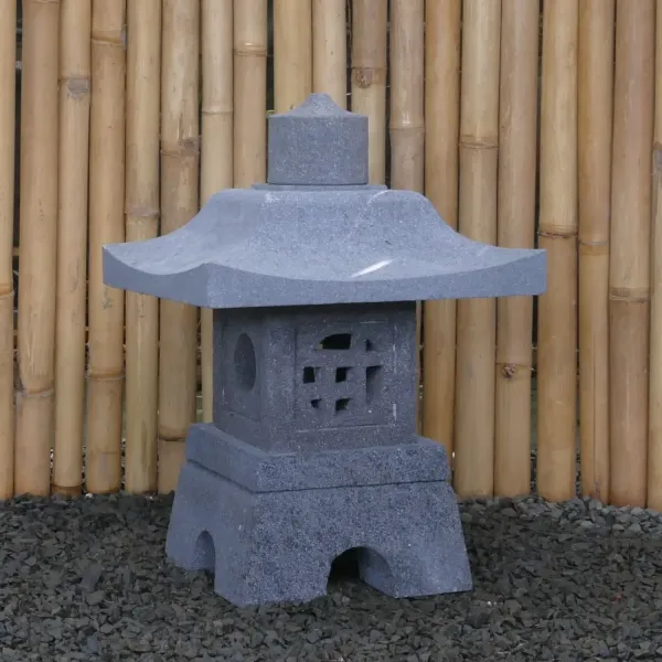 Gartenlaterne im japanischen Stil, hergestellt aus Andesitstein. Mehrteilig. 55 cm Höhe, das Dach ist 40 cm breit. 